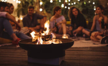 mit Familie am Feuer